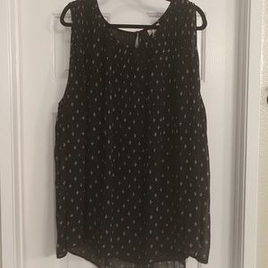 Sleeveless black and white tunic
